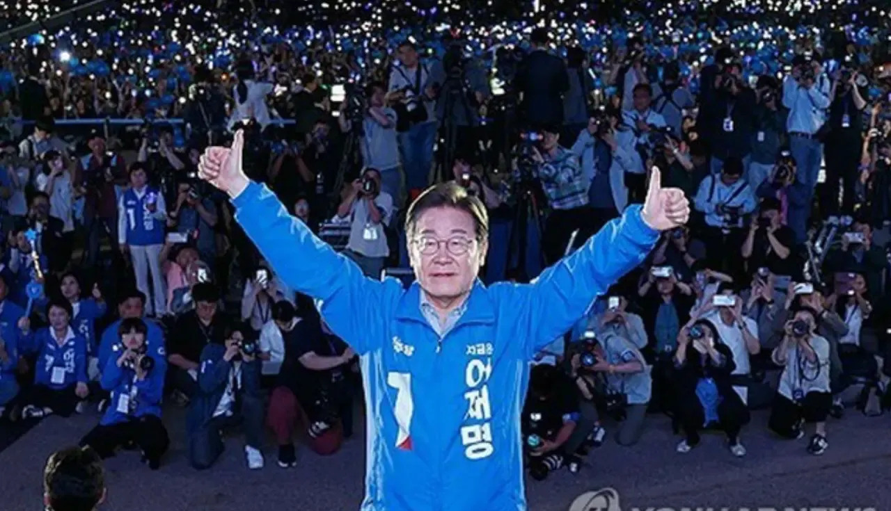 总统上班啦，还是咱们老铁





---





真是万万没想到！韩国政坛又
