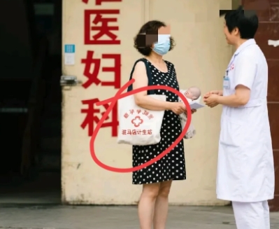 三甲医院刚出生的孩子，会出现错抱吗？一位在三甲医院产科工作了32年的护士说：绝无