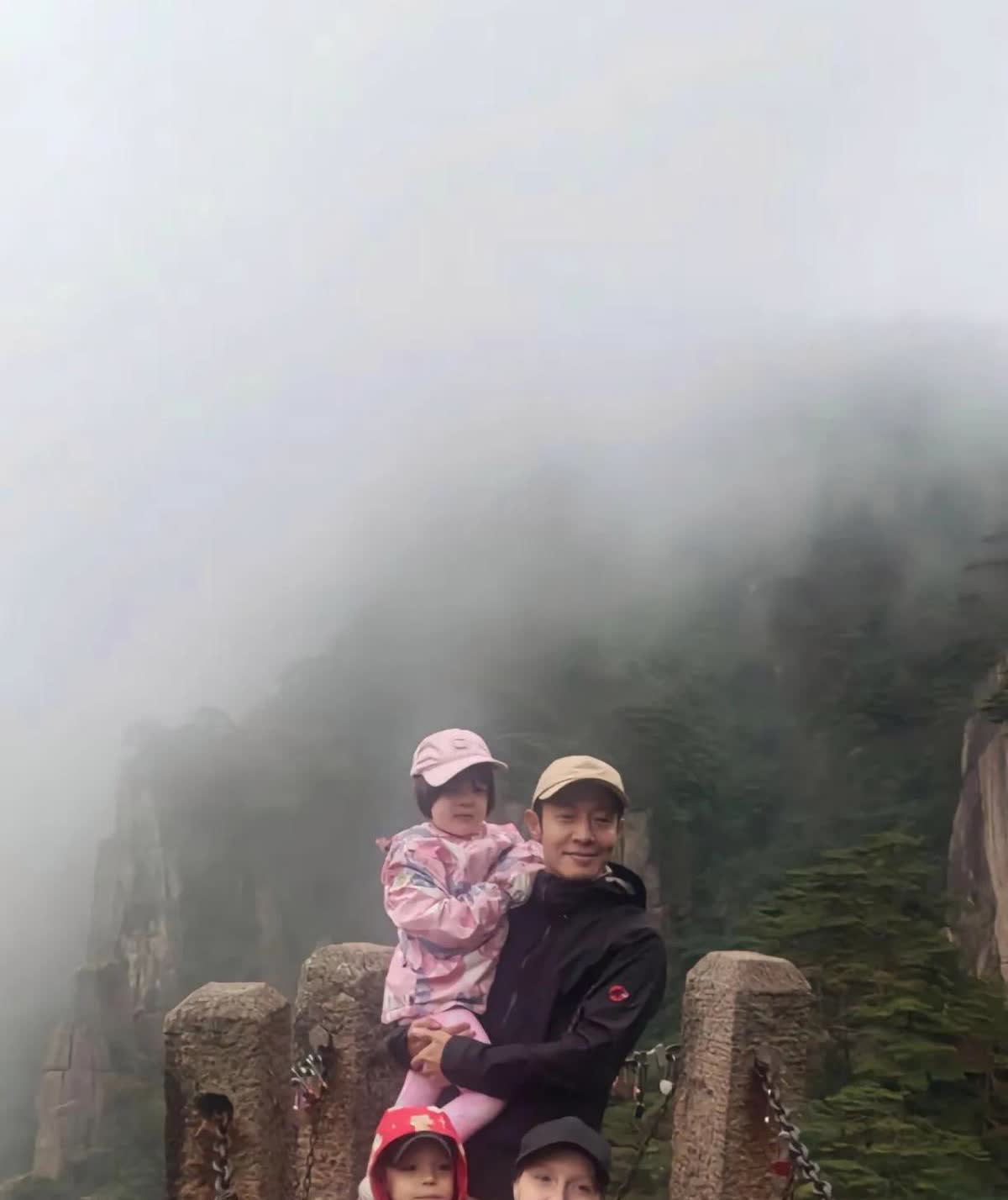 撒贝宁家的基因彩票开奖啦！👀网友偶遇撒贝宁带龙凤胎逛商场，两个雪团子般的小萌宝