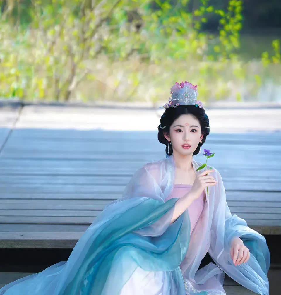 于正眼里的绝世容颜
他是不是对绝世有什么误解？
况且最近每次他在微博力捧的新