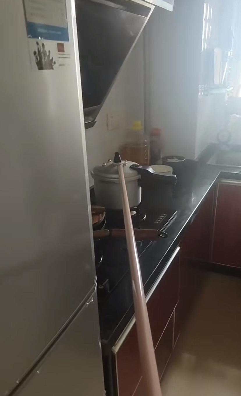 你说她笨吧，她知道离远点放气，说她聪明吧，她用高压锅煮绿豆。