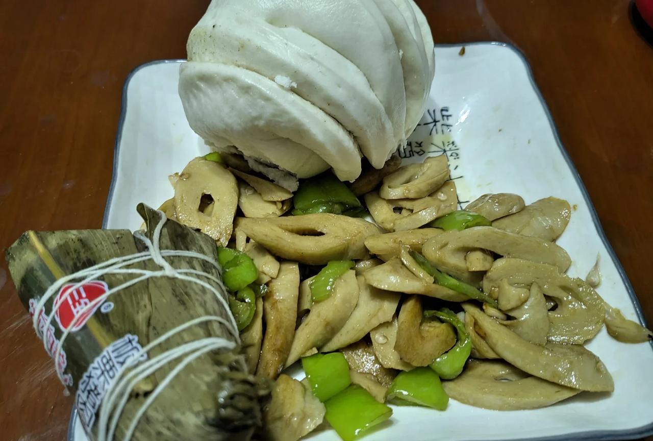 下班的时候，真的很饿，感觉没一点力气，前胸贴后背的饿。可能一下午忙这忙那的，把中