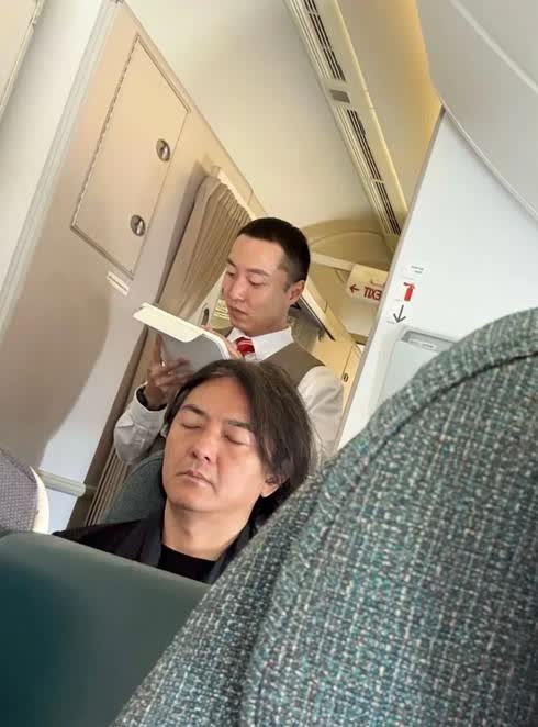 网友在国泰航空的飞机上偶遇郑伊健，看明星也节俭了，正常来说以他这咖位不会选国泰简