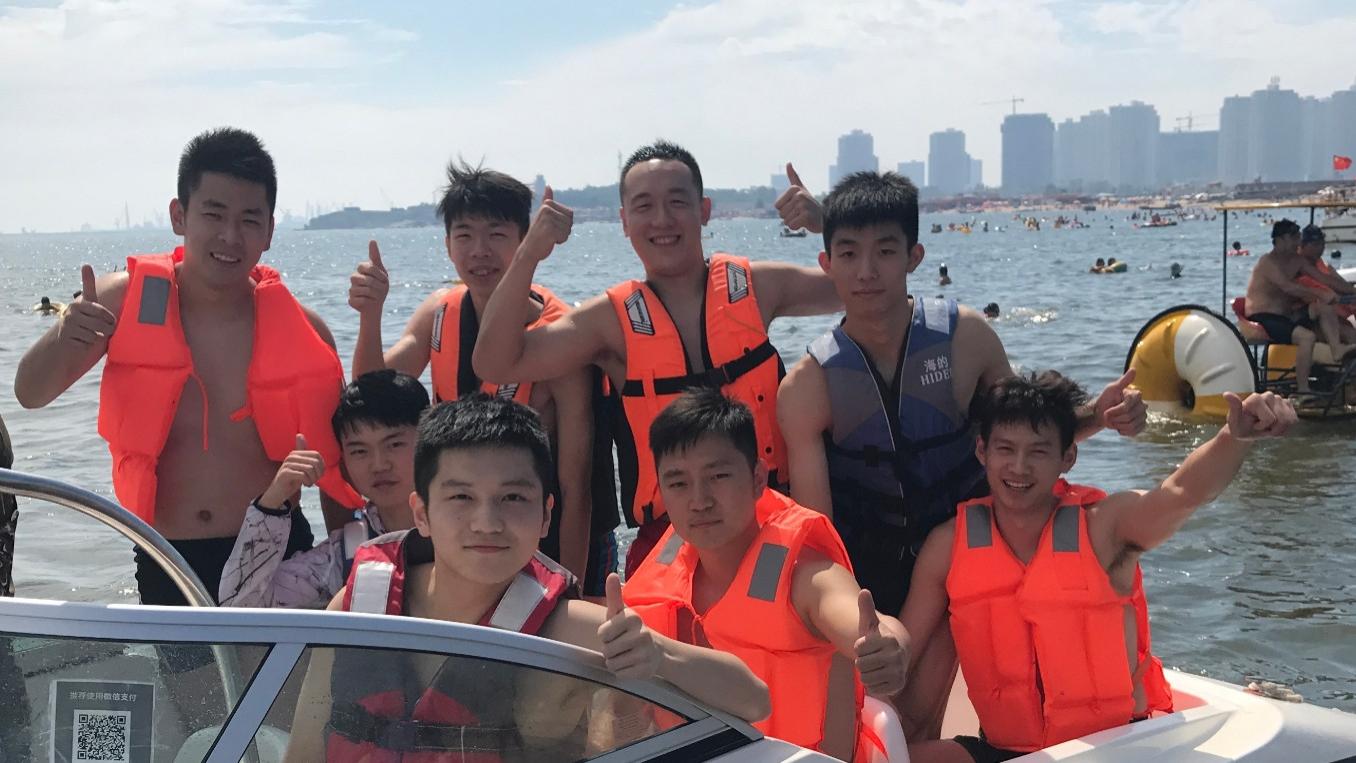 罕见的八一男乒坐游艇游玩的合影：除了樊振东，剩余7人能认出5人