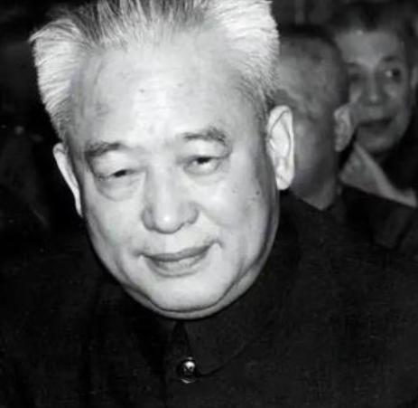 1960年，石油部长余秋里为救大庆油田，请求罗瑞卿派飞机运5吨焊条，却被罗瑞卿怒