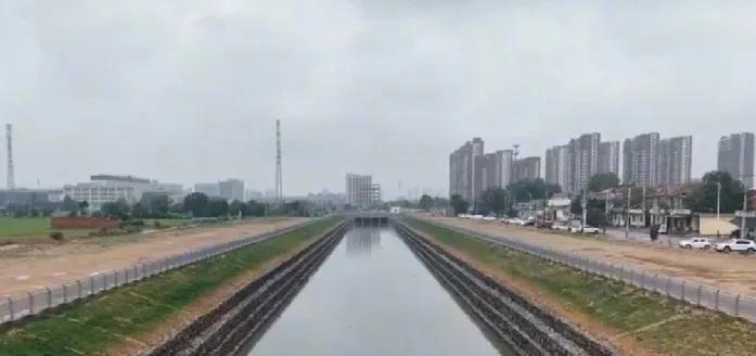 石家庄市东南退水明渠今天完工啦！这可是市区东南区域防涝的“安全堤”。这条全长31