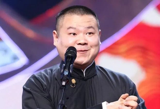 有一次，岳云鹏带着妻子郑敏坐豪华轿车回老家。他一到家，大姐和二姐就来借钱。当着郑
