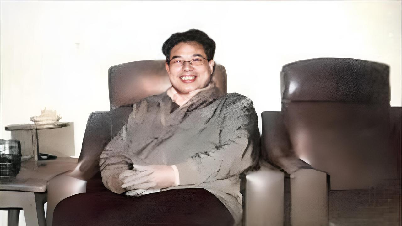 1959年，鲁迅的儿子周海婴来到鲁迅纪念馆，偶遇一名年轻的讲解人员，得知他真实身
