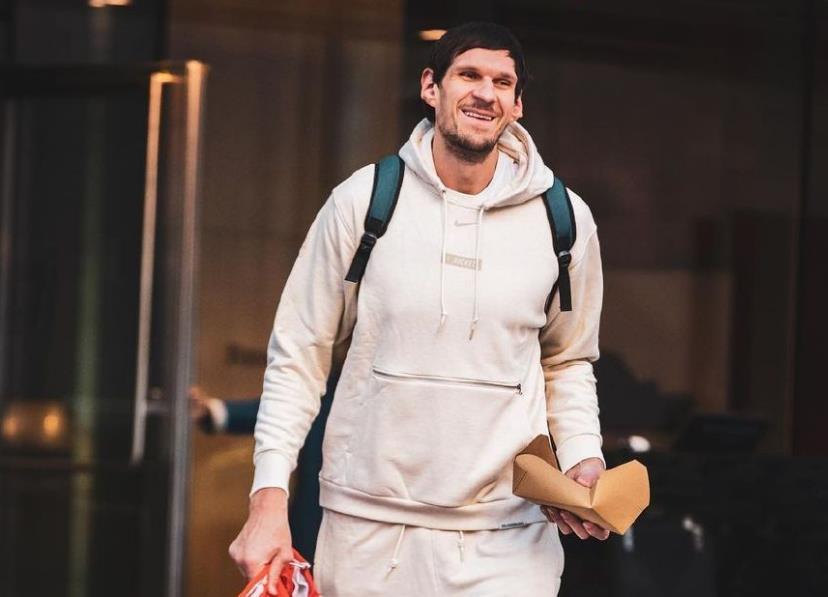 高大的中锋马里亚诺维奇，之前几年在火箭队当中效力过。虽然他的出场时间不多，但是作