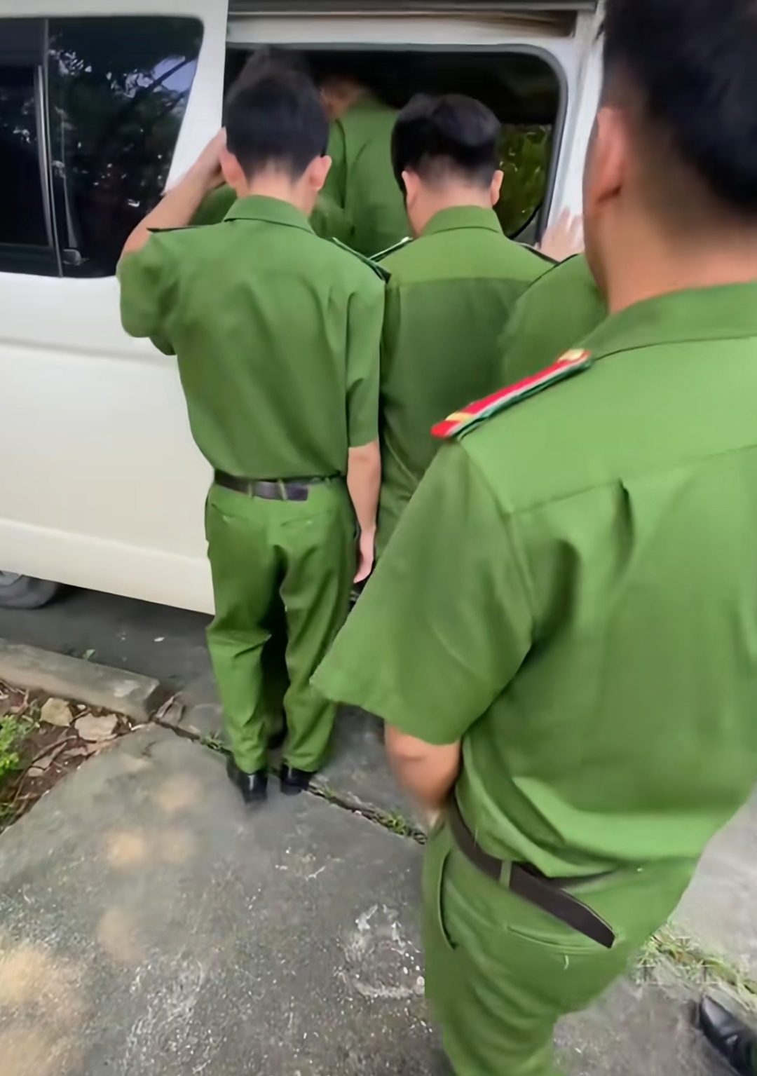 越南这运兵车真是牛掰，拉人能力都快赶上印度摩托车的水平啦！
都知道印三虽然打仗菜