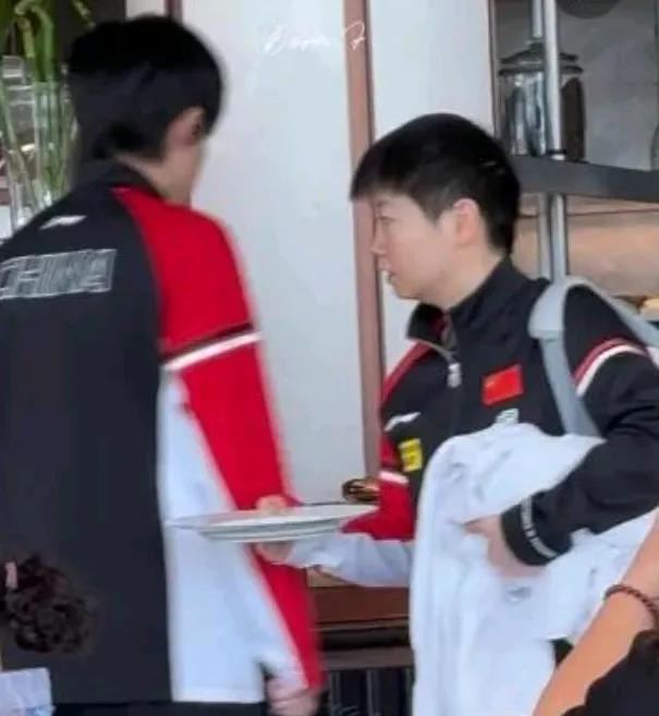 擦肩而过又怎样？非得打个招呼、寒暄几句才正常吗？
我跟莎莎一样绝不辜负美食！见了
