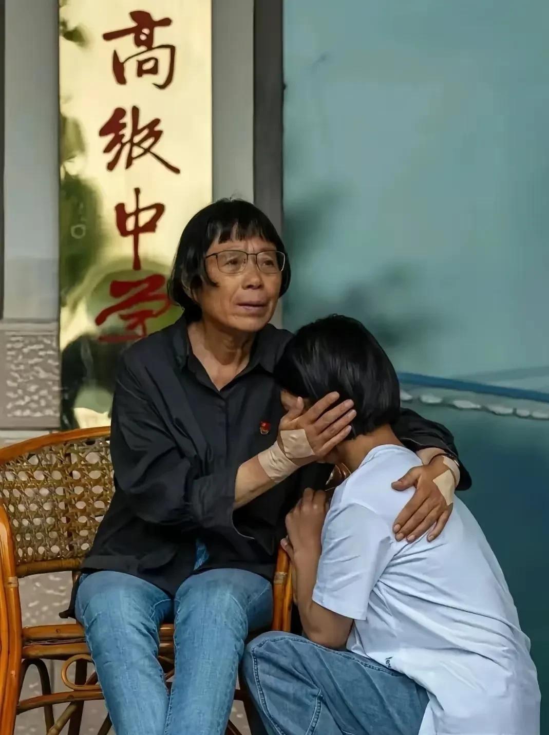 张桂梅这次又“火”上央视了！
她这次不是因为给学生暴雨天送雨伞，也不是考生发烧背