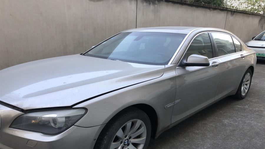 浙江一辆百万级别的宝马740二手豪车拍卖，23人抢，5.22万就成交