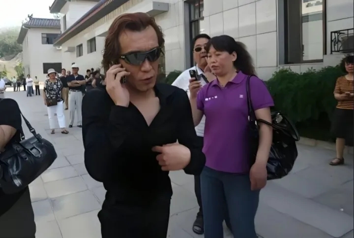 2009年，罗京葬礼在八宝山举行，时任央视主持人李咏一边忙着接电话一边急急匆匆赶