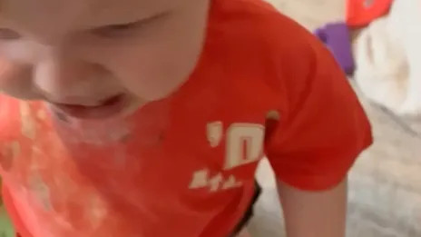 当作奶粉误食？萌娃往嘴里塞的竟然是祖父的……