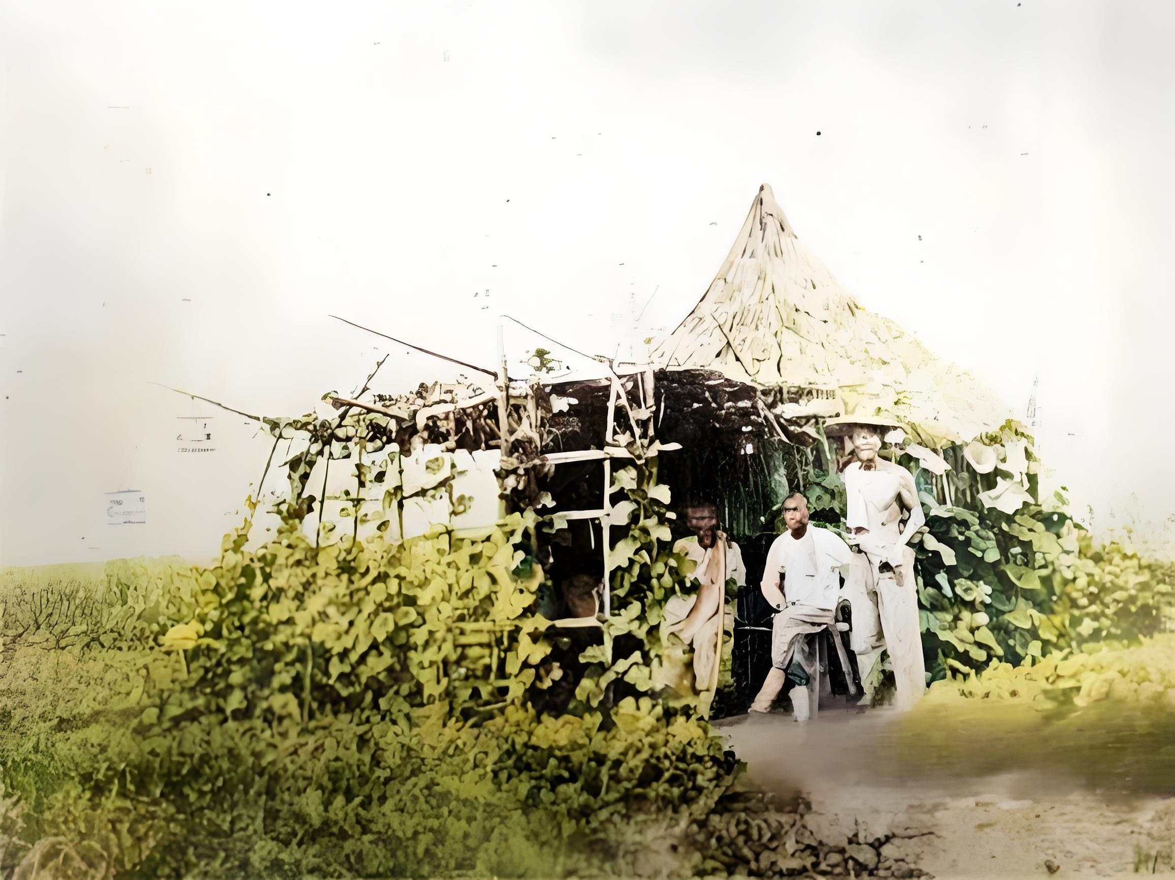 1890年，山东武城的看瓜窝棚，用沙土麦秸夯筑，内有地灶、粗瓷碗，墙角码着种子。