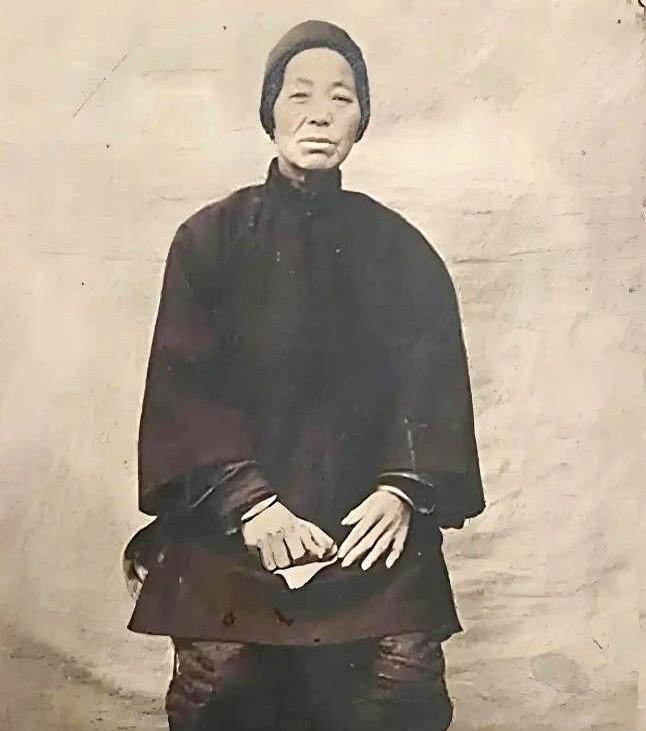 1895年，土匪冲进富户家中，拔刀逼问乳母“哪个是少爷？”乳母颤了颤唇，手指却稳