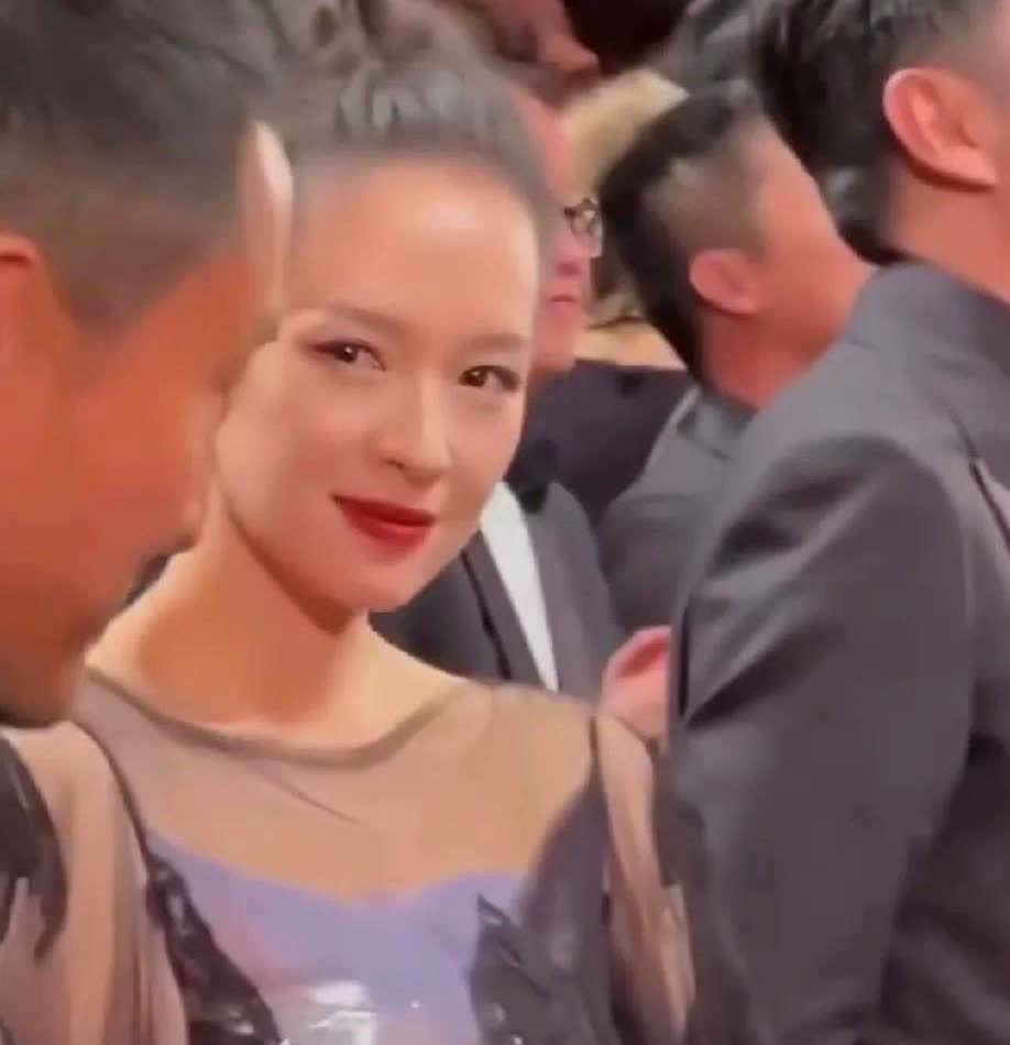 轻浮的眼神…眼神又开始勾人了，水性杨花！

在哪都管不住自己的每个小动作，其