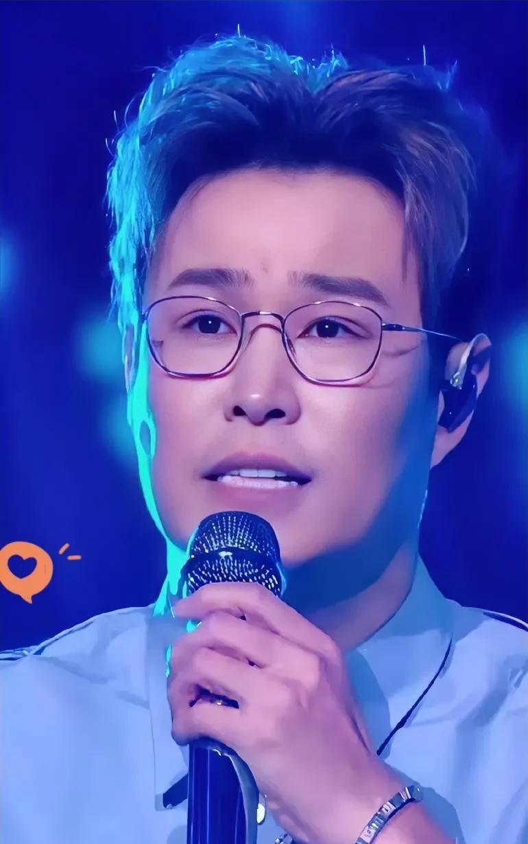 大湾区音乐会那天晚上，
发生了让人惊讶的一幕！   
只见四个穿金色西装的伴舞架