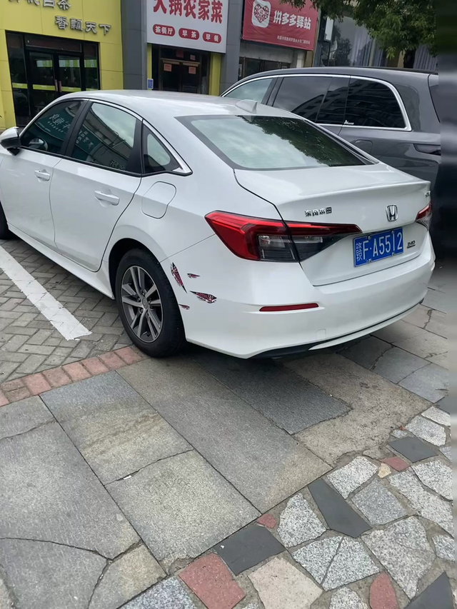 22款思域劲动白色
思域白色真的是越看越好看，相比朋友的暗金蓝显得更长更大，小买