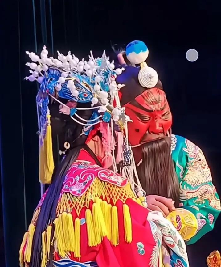想看安万笑话的人又摔跟头了！安万剧院昨天西吉的演出刚结束，剧院连夜冒雨拆台，准备