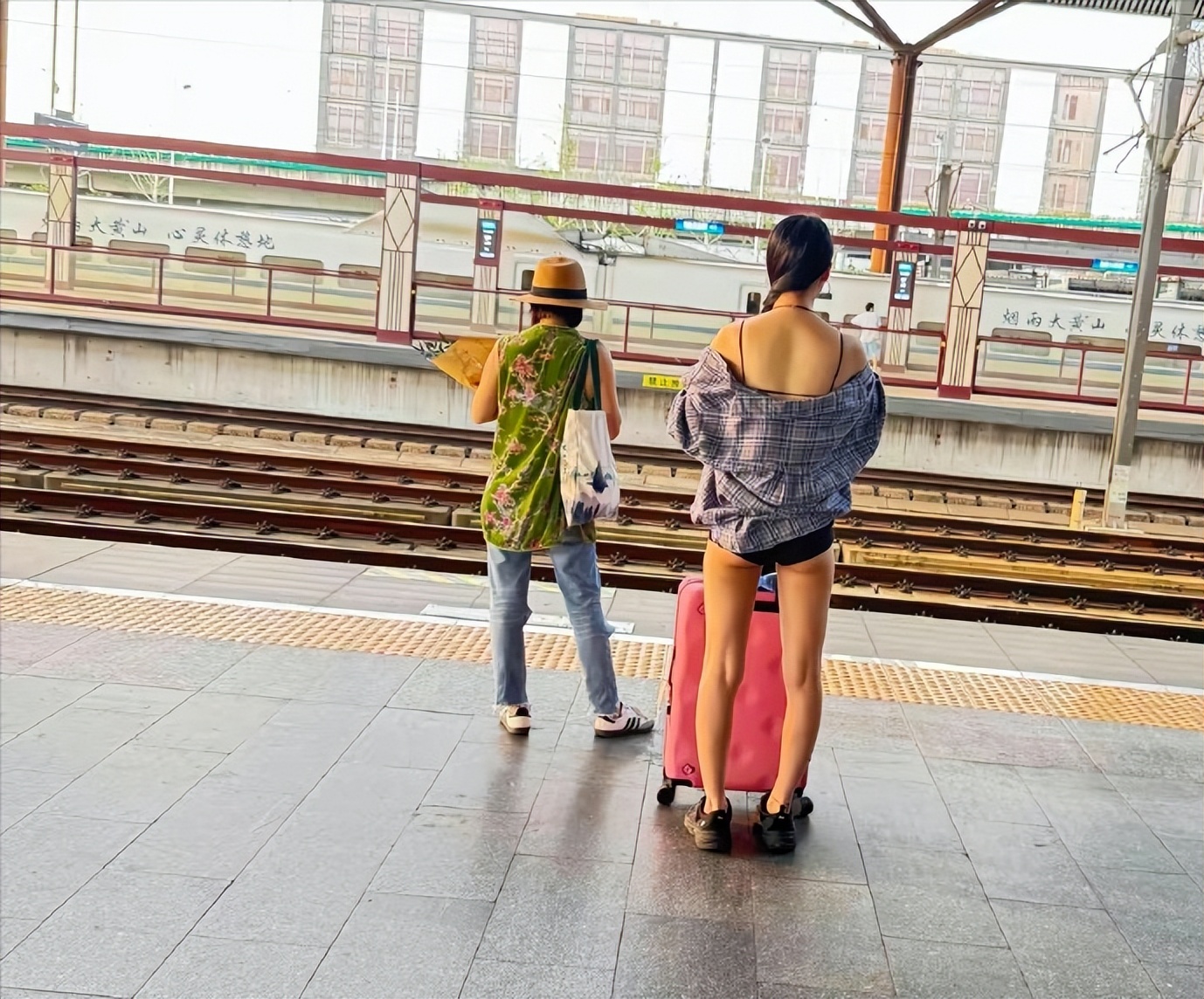  坐火车看到的漂亮女生，一看就是经常运动！她的身影瞬间成为焦点