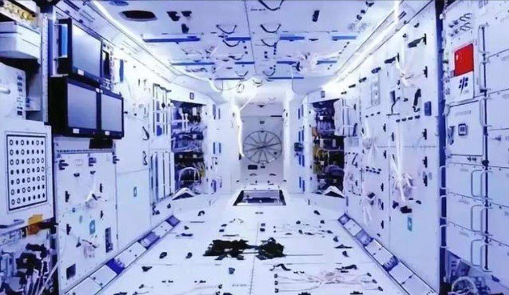 技不如人？为啥中国空间站只能上3个人，而国际空间站却能达到十几人？
 
很多人看