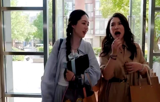 看到郭碧婷那个采访片段真给我整笑了！

谢依霖问她是不是经济自由了，结果人家张口