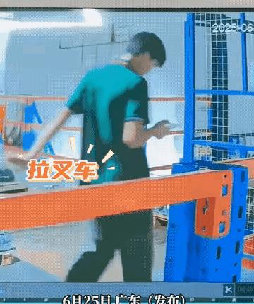 看迷了。小伙拉着叉车，大概是去运货。他边走边右手拿着手机看，走到护栏门跟前，把手
