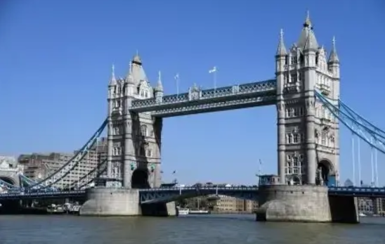 英国对中国态度颇为复杂，一边计划派遣航母前往印太地区，与美国、印度、日本、澳大利