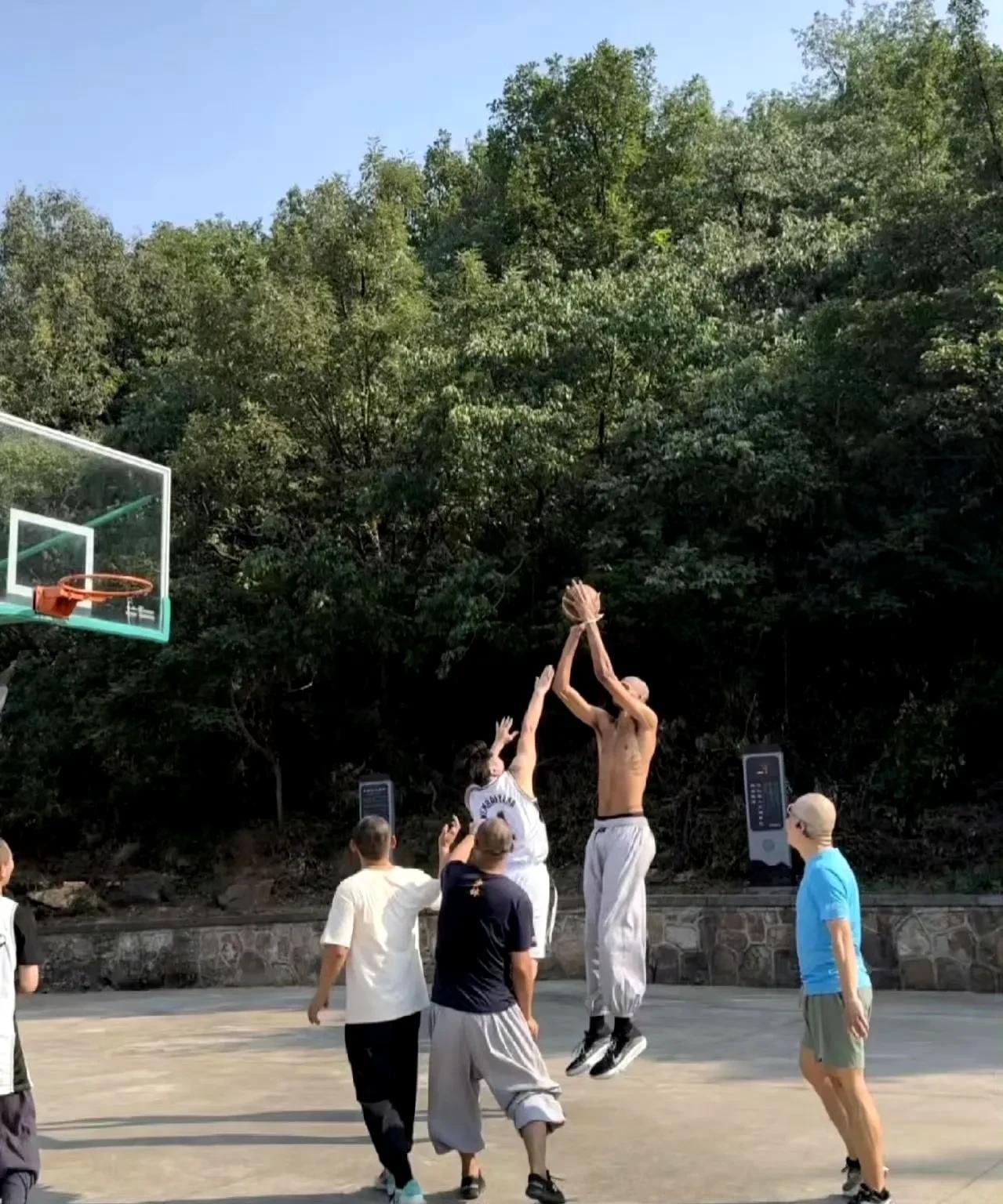 文班亚马直言，跟少林寺师兄弟们及球迷一起打球很开心，像是回到了小时候那种快乐！