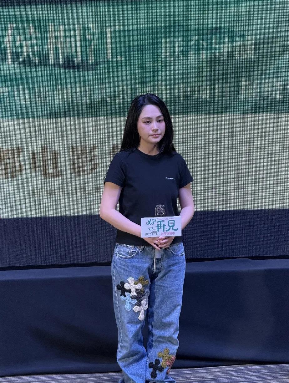 阿娇真人这么普通吗？
要不是这张脸，
那确实普普通通，身边的女朋友们都比她惊艳。