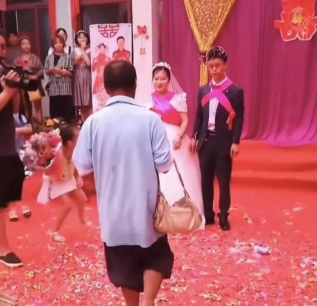 “我不是人”婚礼上，消失十年的男人跪地自扇耳光，该原谅吗？
司仪刚说完祝福词，一