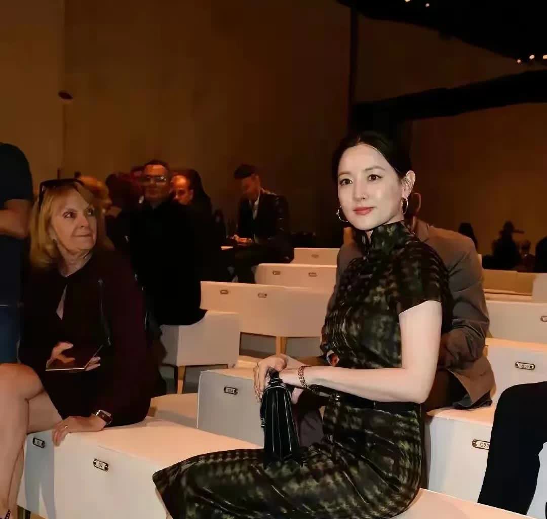 她虽然是54的老女人，但绝对媲美许晴，如果征婚，绝对排长队！

照片中的她，