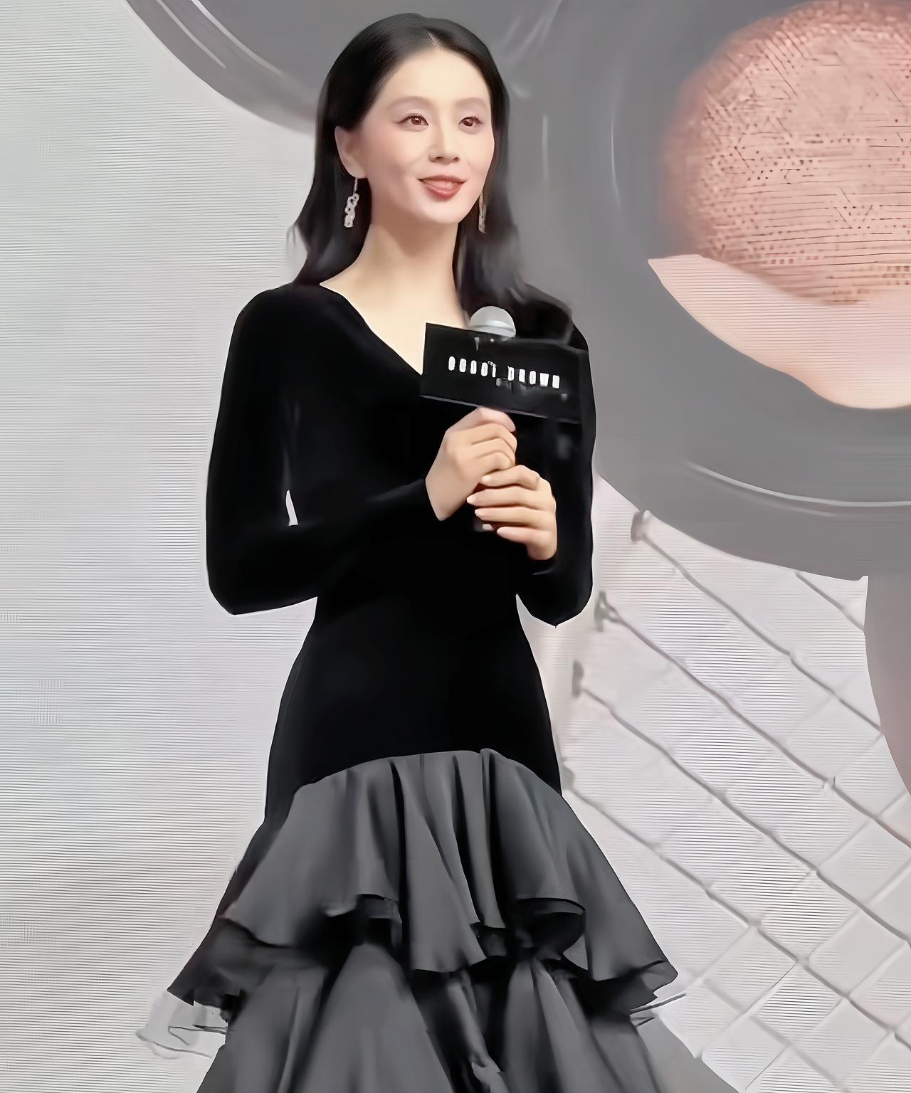 刘诗诗在品牌活动上的造型简直美出天际。一袭装扮让她宛若优雅高贵的黑天鹅，举手投足