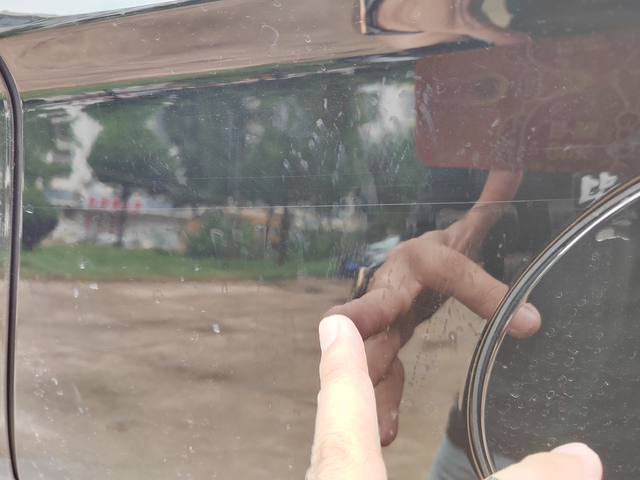 提车不到半年
没有贴车衣。出厂什么样就什么样。当时觉得黑色稳重、大气。连半年都不