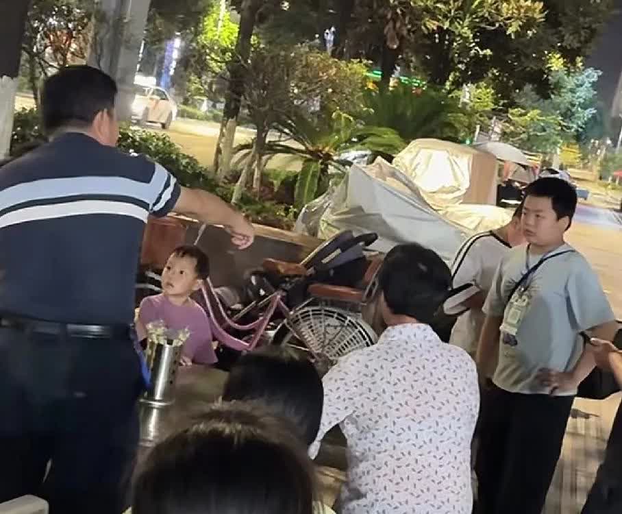 丢人丢到全国了，贵州男子这次不是赖账几块钱，还直接给三个孩子上了一课。
出来卖