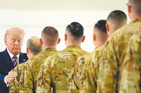 全副武装！2200名士兵携枪走上华盛顿街头，美国真要变天了？
作为特朗普“打击犯