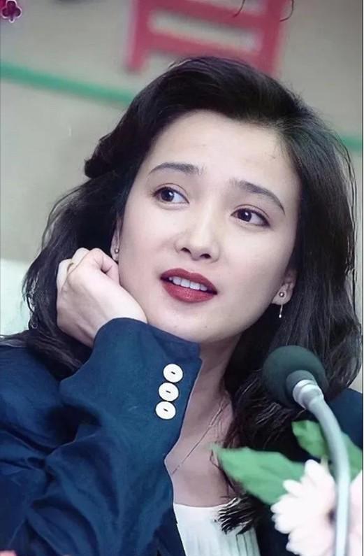 何晴才是真正从年轻美到老的大美女，她完美地诠释了什么是优雅到老的美，比陈红美几倍
