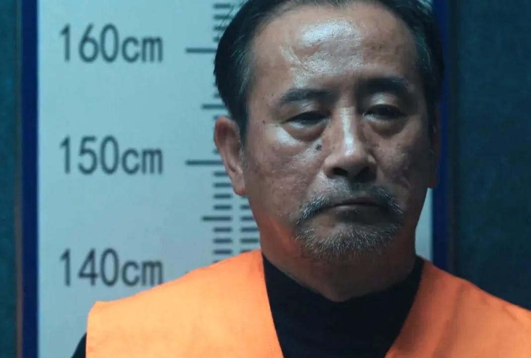 《利剑.玫瑰》原来“大黄狗”黄川和人贩子红姨竟然是夫妻…
常锐和尹建生提审黄川，