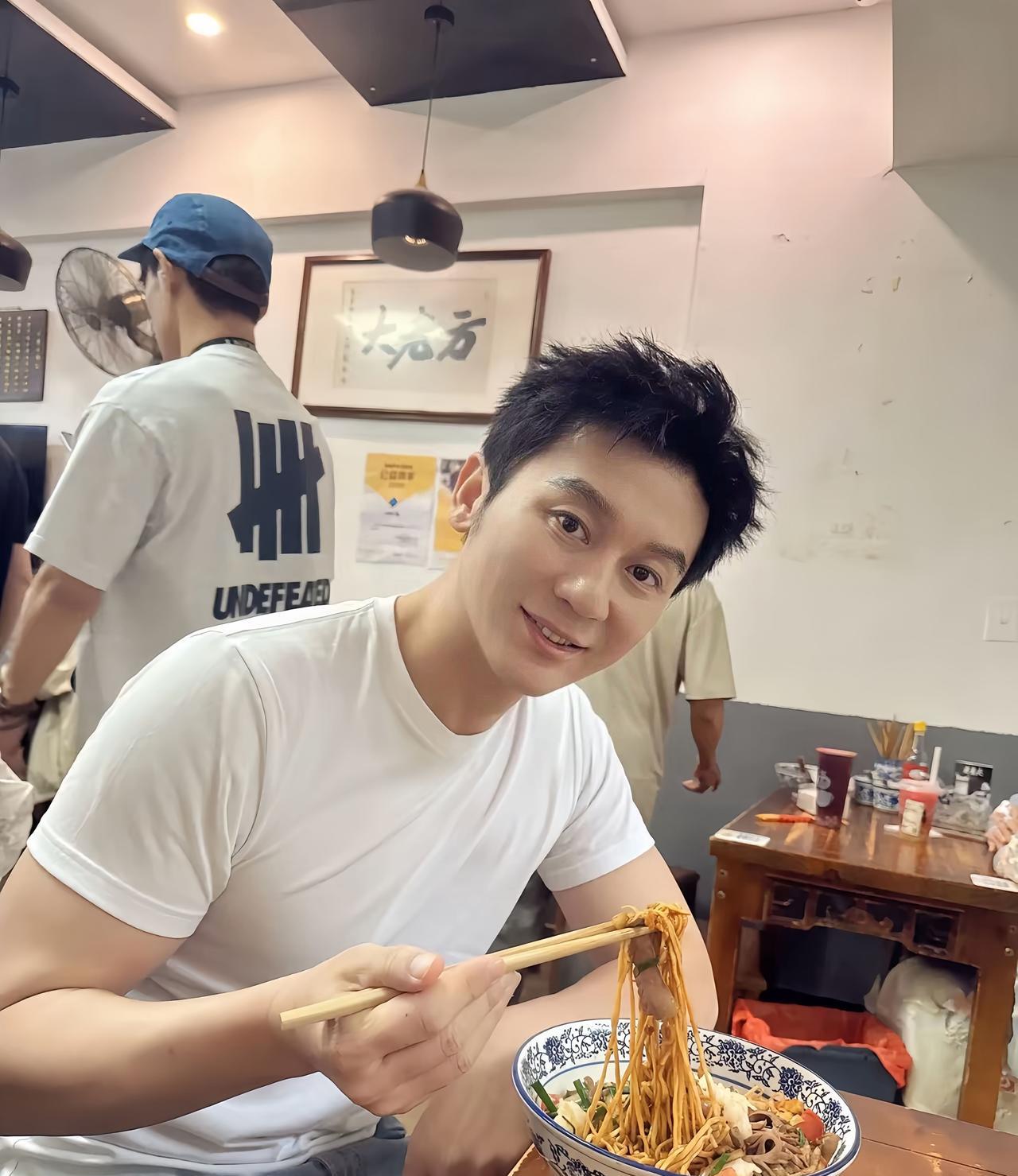李晨出差杭州，跑到小面馆吃面的画面，满脸的开心，他真的好爱吃面啊。#李晨#