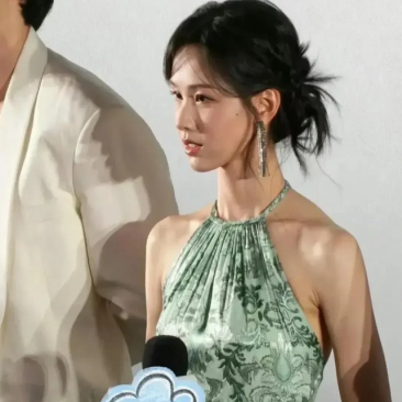 不怪那么多人喜欢她，路人镜头下都美若天仙。
