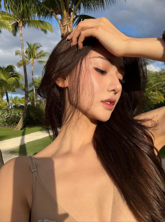 阳光沙滩下的温柔瞬间，感受海风轻抚
