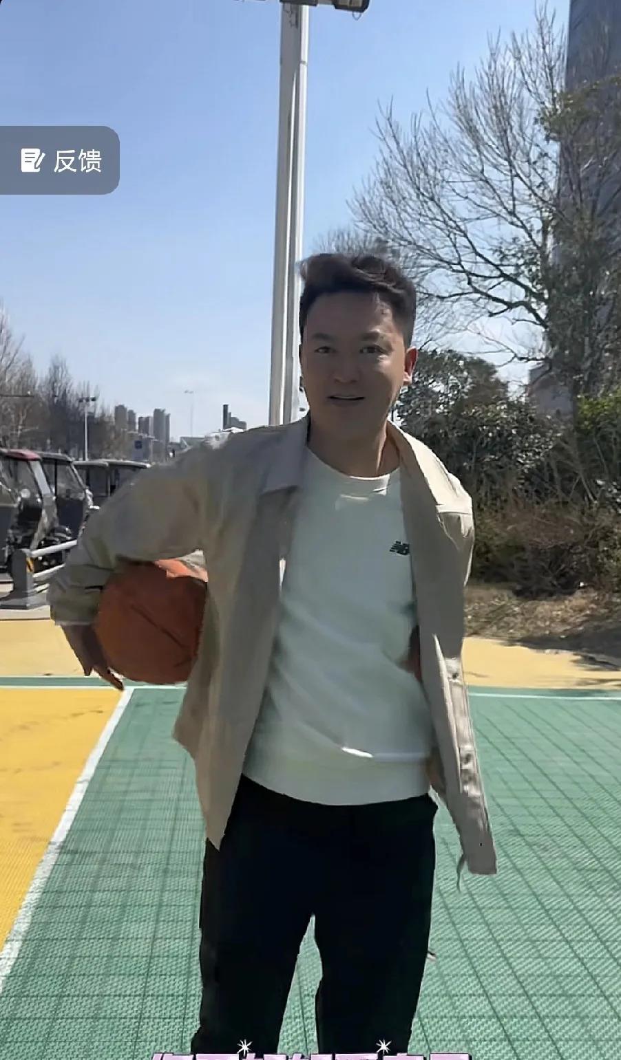 张海波当过兵这事儿大家都知道，当年探亲回家也是实打实的。 可这人呐，婚内跟贺磊搞