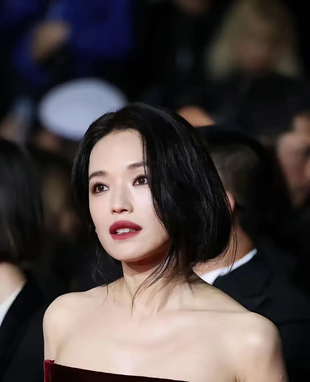 舒淇美出新高度
港台的女明星不愧都是凭借纯天然的妈生脸出道的
真的是越老越耐看