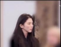 韩素希悼念金赛纶引发的思考





韩素希一身黑衣出席金赛纶葬礼，遮住半张脸，