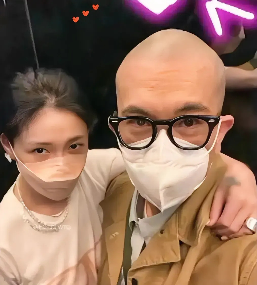大S二婚秀恩爱为哪般











大S和卤蛋在电梯里秀恩爱，这眼神，这