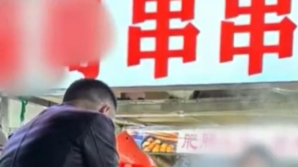 成都春熙路一串串摊贩重复使用锅底汤料，称串串“都这样”，官方通报：情况属实，将严肃处罚