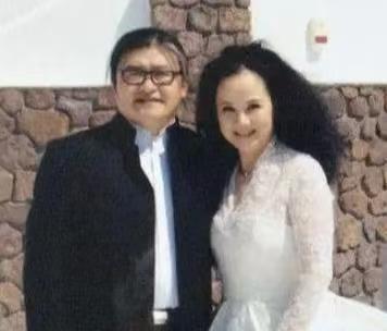 1987年，刘欢对主持人卢璐一见钟情，认识9天后就求婚成功。可是去民政局登记时，