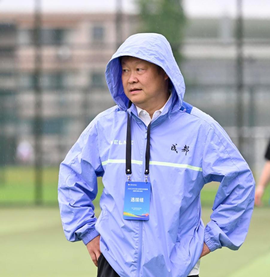 川超成都队今天在雨中开启了选拔，上午选拔的是30岁以下球员，下午则是30岁以上的
